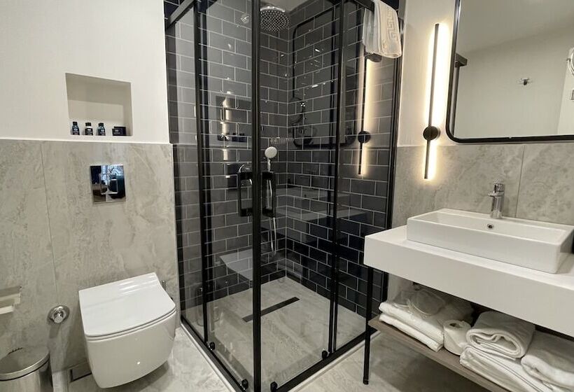 اتاق لوکس, Mona Bosphorus