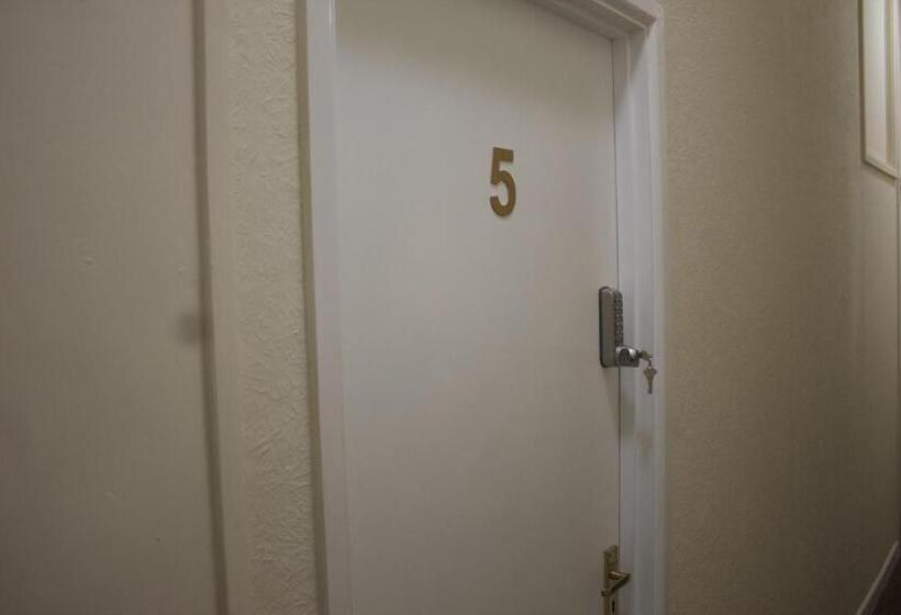 חדר בסיסי, Elm Tree Guest House