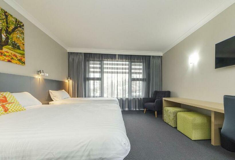 اتاق خانوادگی, Club Cowra Motel