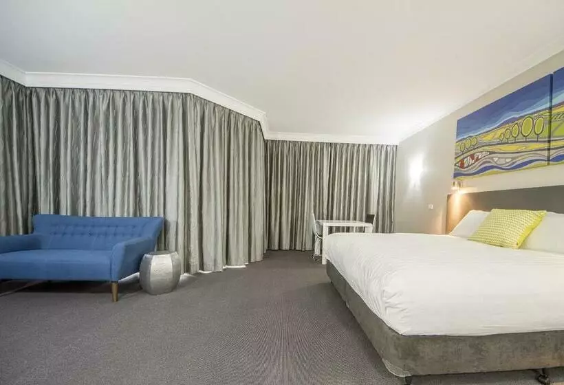 سوئیت با بالکن, Club Cowra Motel