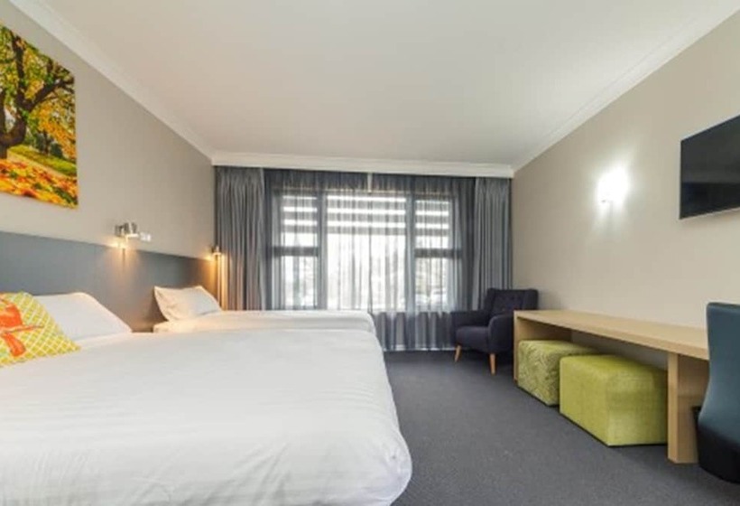 اتاق خانوادگی, Club Cowra Motel