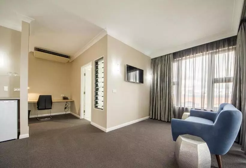 سوئیت با بالکن, Club Cowra Motel
