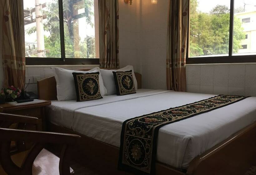 اتاق سوپریور, Aung Su Pyae