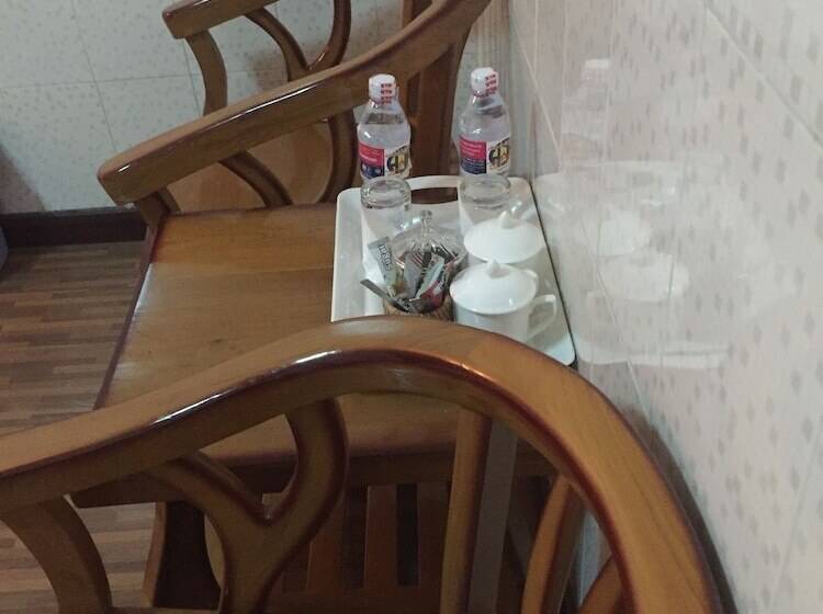 اتاق استاندارد, Aung Su Pyae