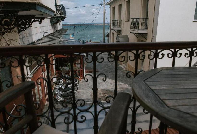 اتاق استاندارد با بالکن و چشم‌انداز دریا, Faidra