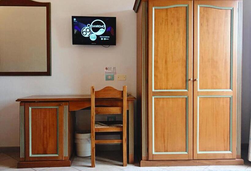 اتاق استاندارد سه نفره, Le Anfore