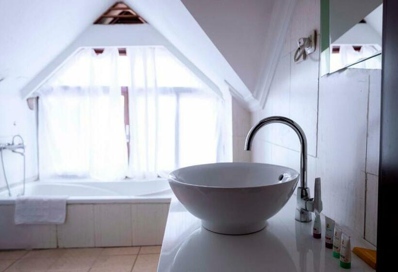 Deluxe Junior Suite, Legend