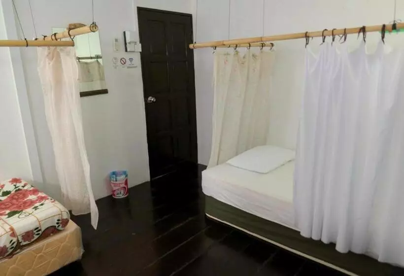 Vuode Makuusalissa, Pangkor Guesthouse Spk