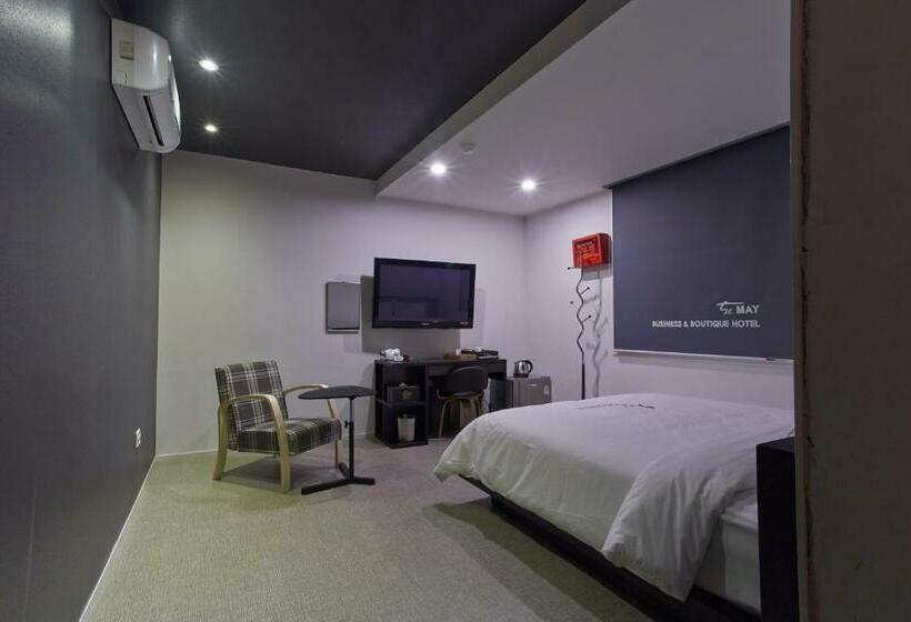 Quarto deluxe, The May