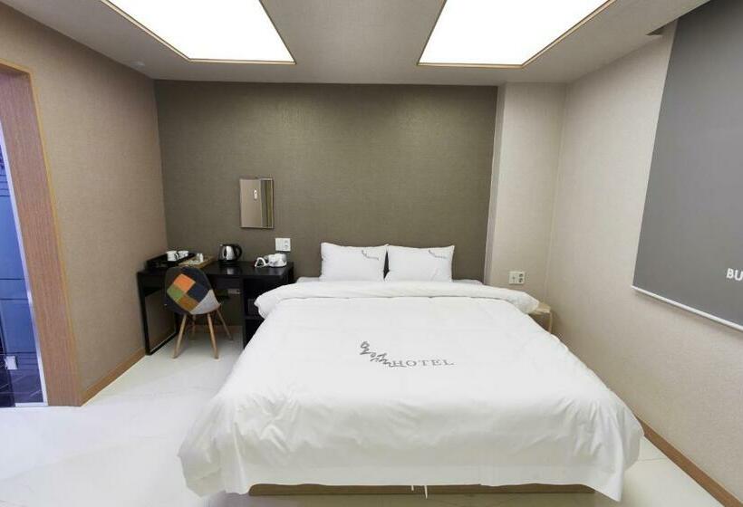 Quarto deluxe, The May