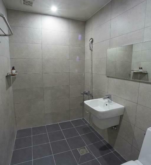 Quarto deluxe, The May