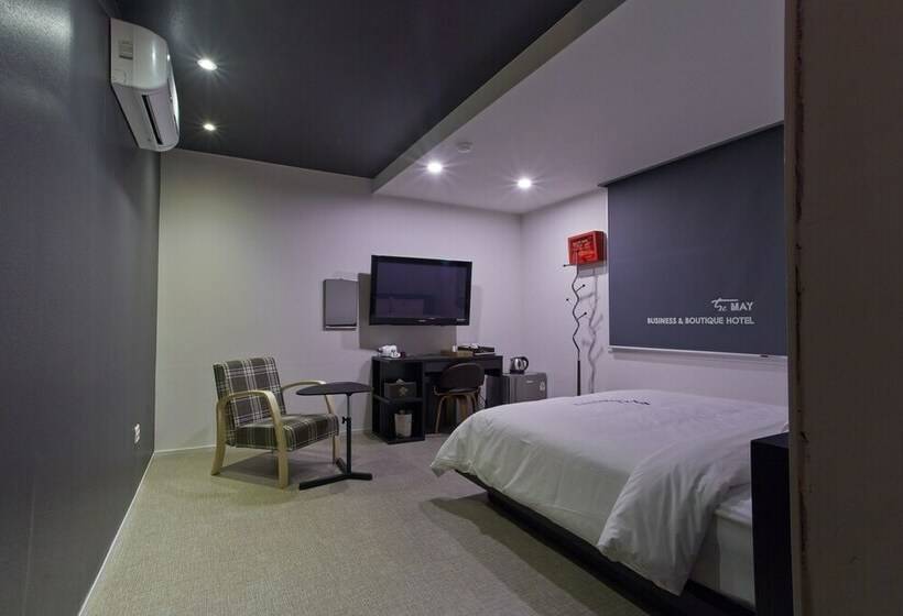 Quarto deluxe, The May