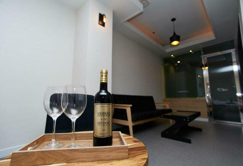 Quarto superior, The May