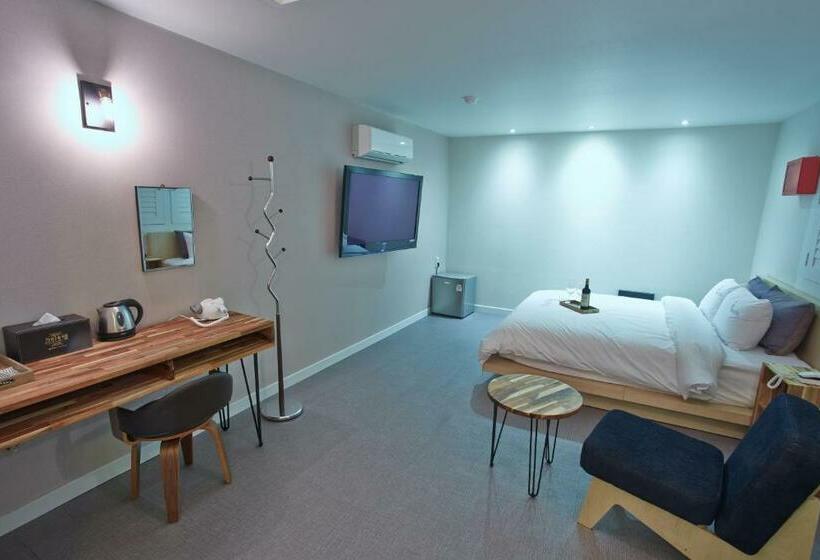 Quarto superior, The May