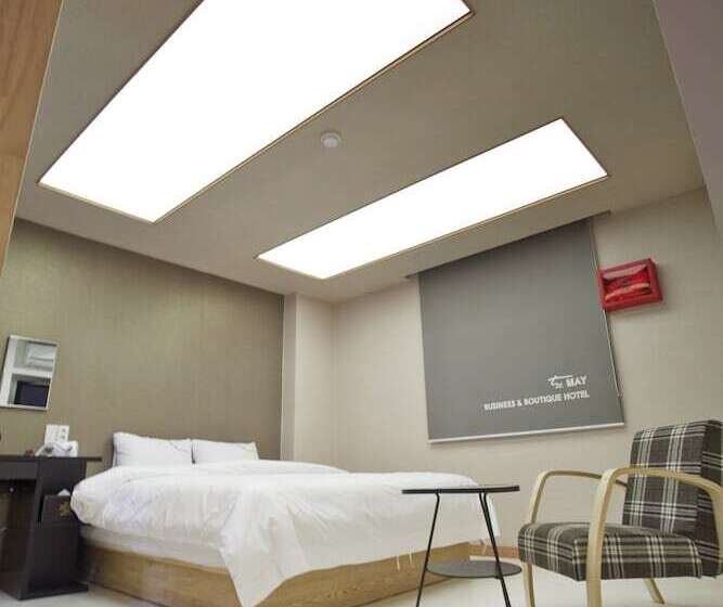 Quarto deluxe, The May