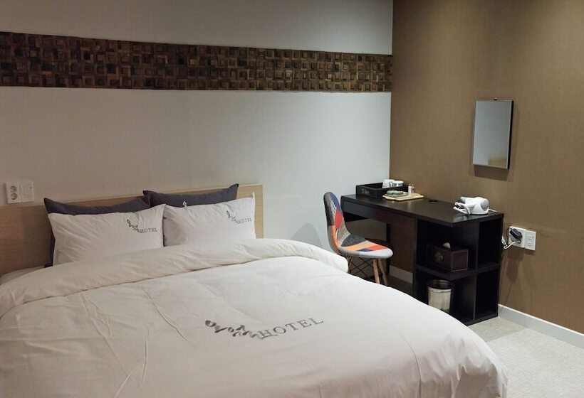 Quarto deluxe, The May