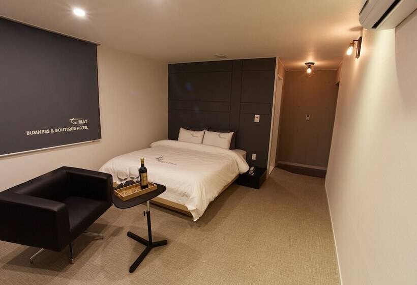 Quarto Classe Business, The May