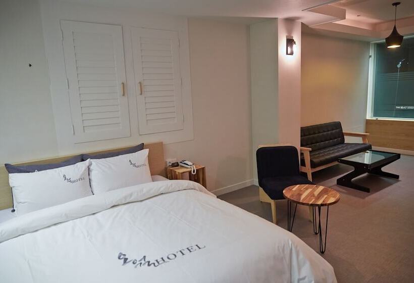 Quarto superior, The May