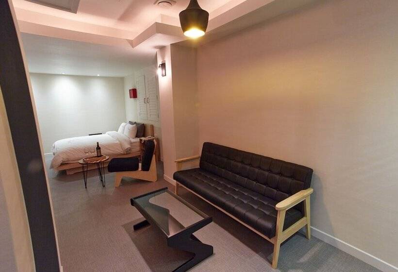 Quarto superior, The May