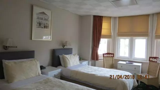 اتاق استاندارد سه نفره, Hunters Lodge Guest House