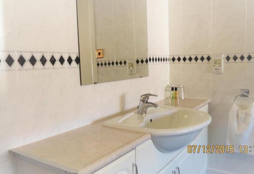 غرفة قياسية ثلاثية, Hunters Lodge Guest House