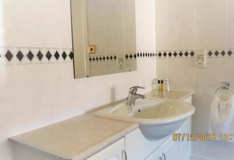 اتاق استاندارد سه نفره, Hunters Lodge Guest House