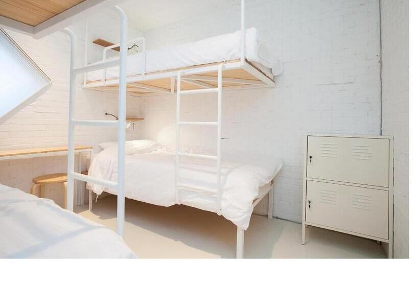 מיטה בחדר משותף, Mir Guesthouse