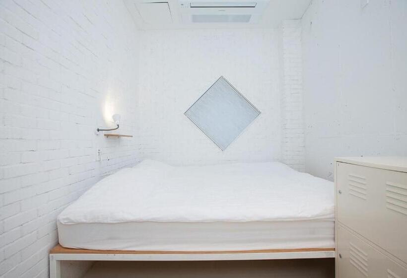 חדר סטנדרטי לארבעה עם חדר אמבטיה משותף, Mir Guesthouse