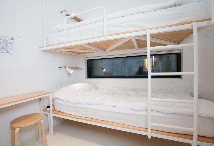 חדר סטנדרטי לארבעה עם חדר אמבטיה משותף, Mir Guesthouse