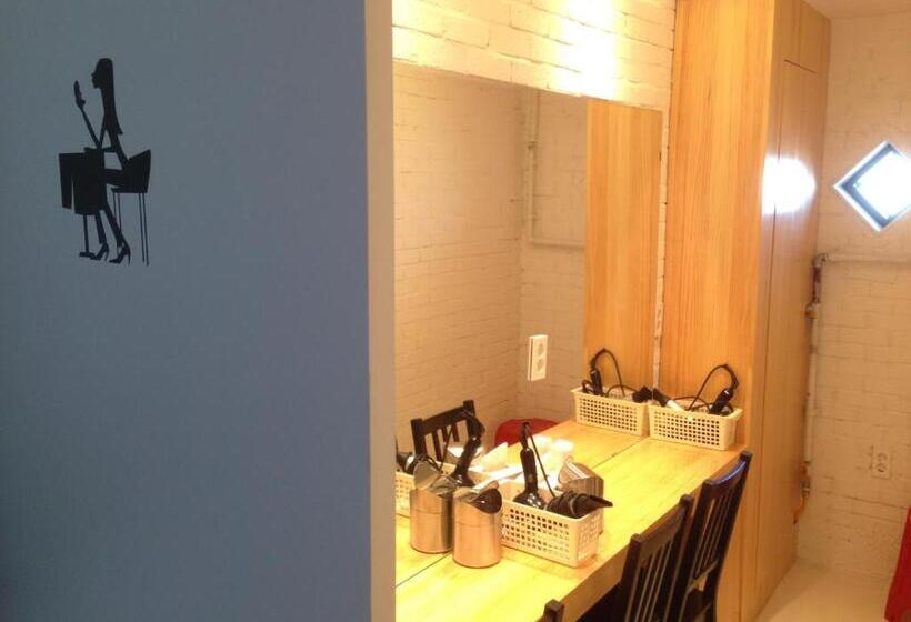 חדר סטנדרטי לארבעה עם חדר אמבטיה משותף, Mir Guesthouse