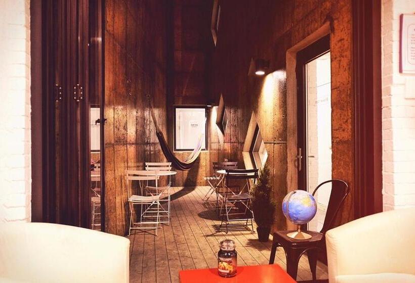 חדר סטנדרטי לארבעה עם חדר אמבטיה משותף, Mir Guesthouse