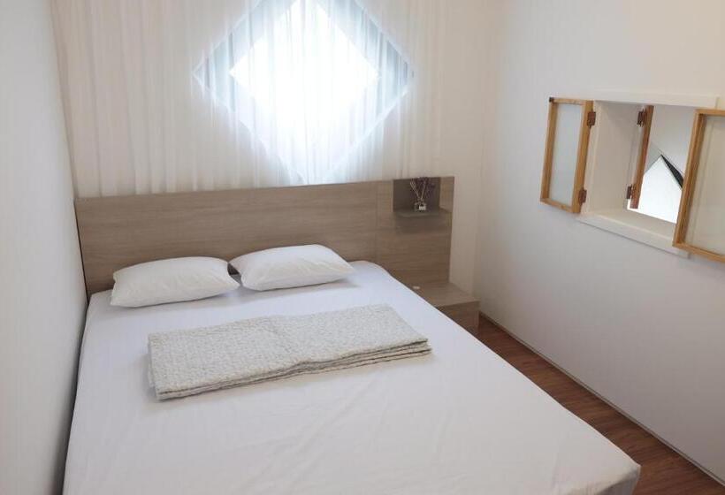 דירת שלושה חדרים, Mir Guesthouse