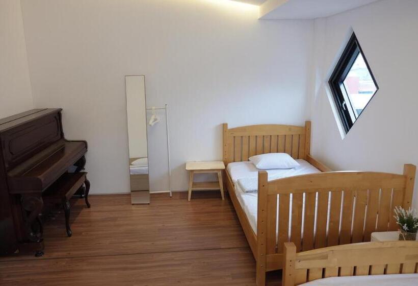 דירת שלושה חדרים, Mir Guesthouse