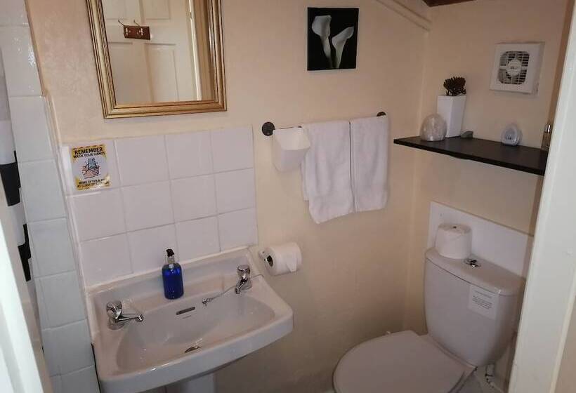 חדר בסיסי, The Manhattan