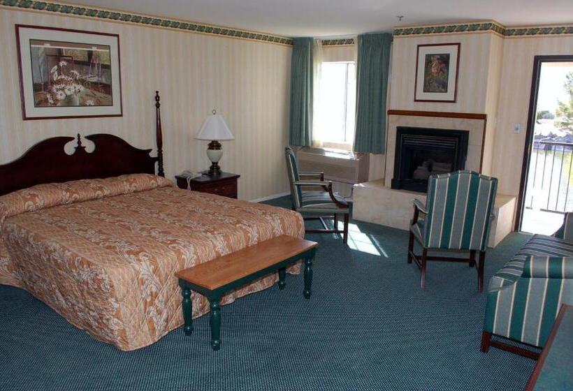 Suite with lake view, Longstreet Inn & Casino