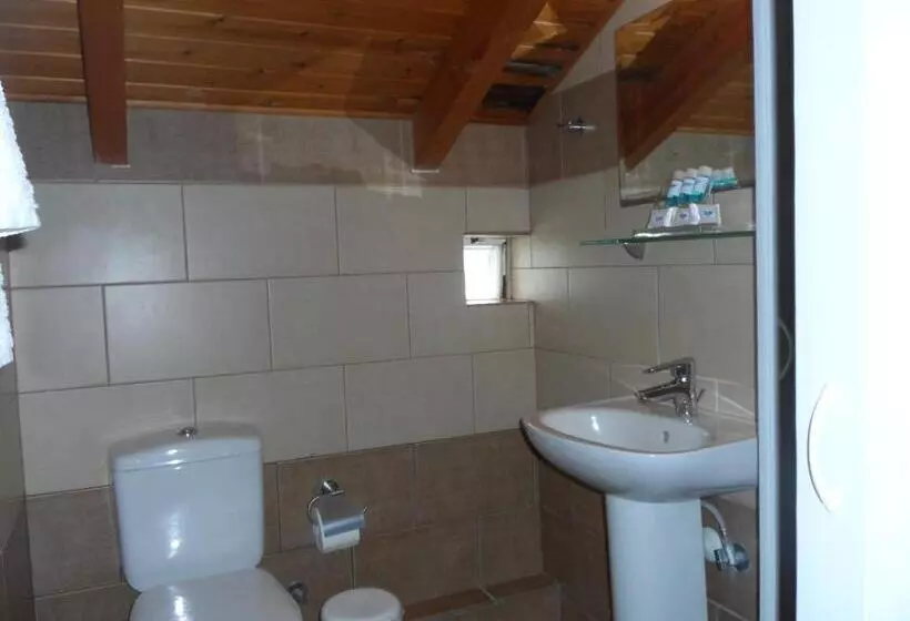 Chambre Triple Supérieure, Prigipikon Suites And Sofites