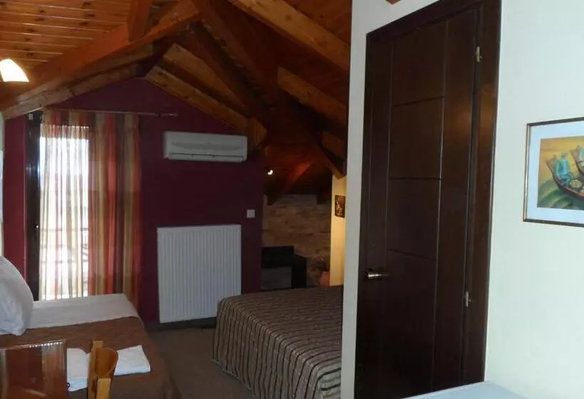 Chambre Triple Supérieure, Prigipikon Suites And Sofites