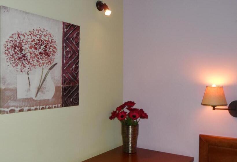 キングサイズベッドのデラックスルーム, Prigipikon Suites And Sofites