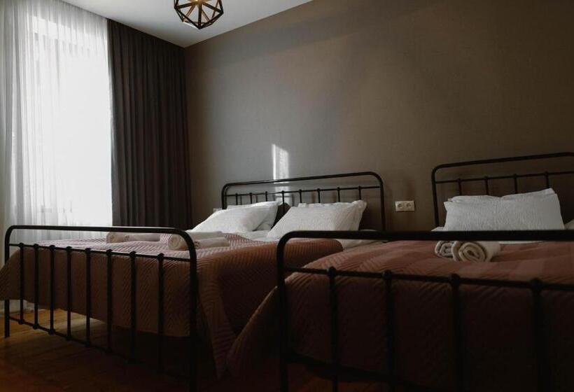 اتاق استاندارد سه نفره, Home In Gergeti