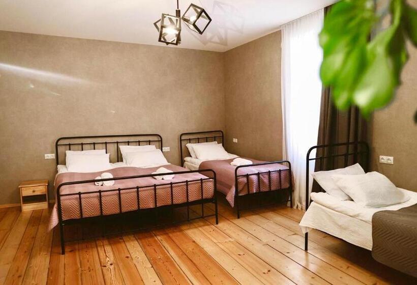 اتاق استاندارد چهار تخته, Home In Gergeti