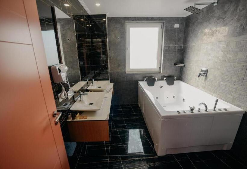 جناح, Martiness Hotel Durres