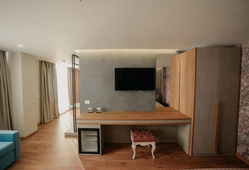 جناح, Martiness Hotel Durres