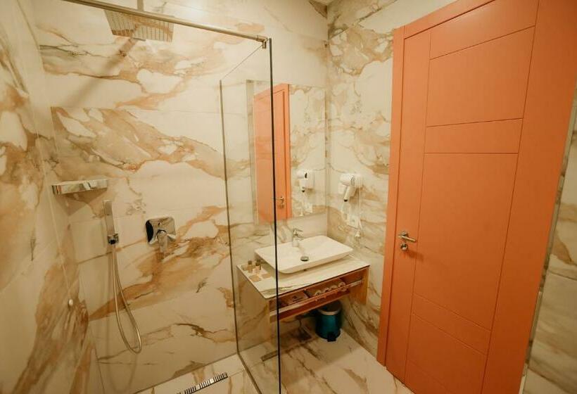 家庭间, Martiness Hotel Durres
