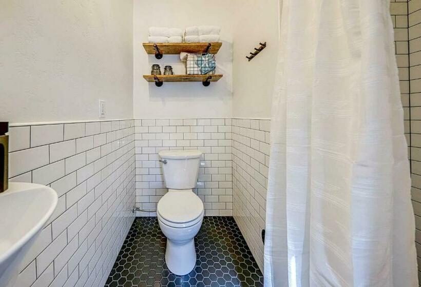 استودیوی استاندارد, Pueblo Street Tiny Home