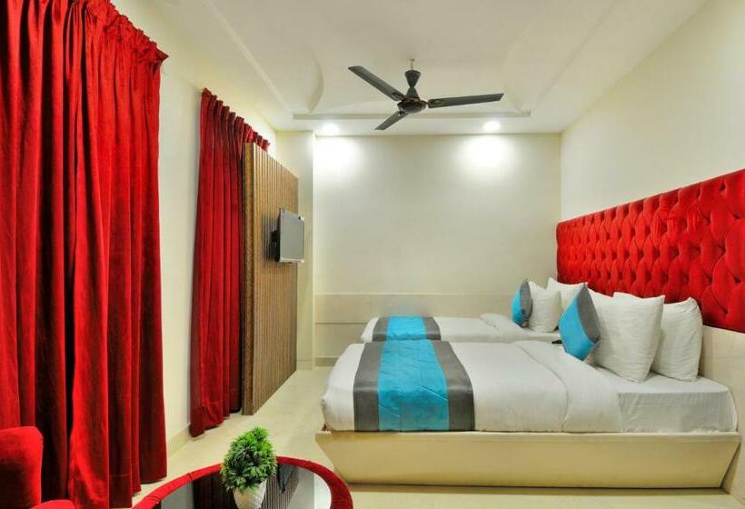 Quarto Deluxe, Delhi Fab Best Budget Couple