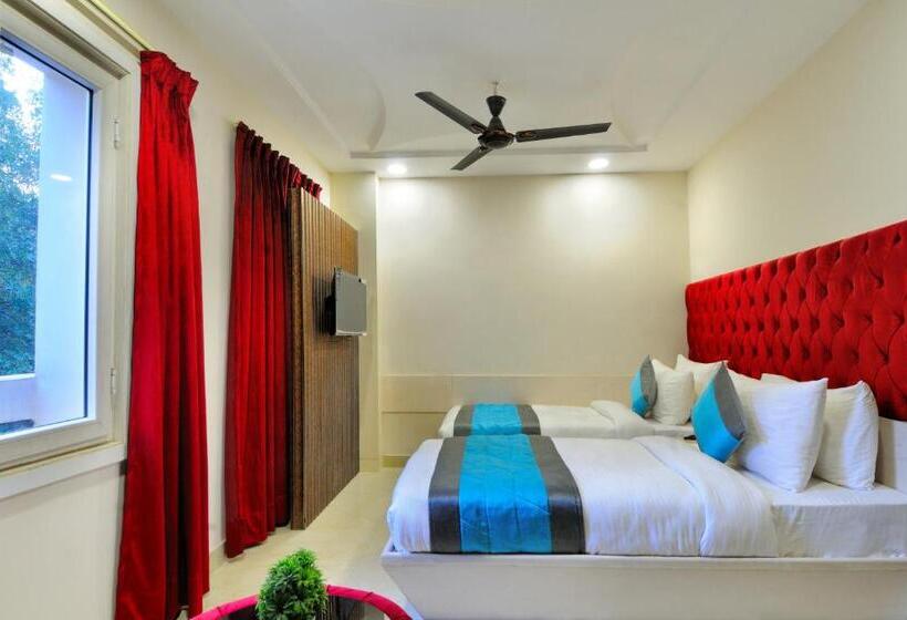 Quarto Deluxe, Delhi Fab Best Budget Couple