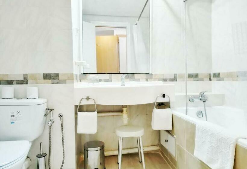 발코니가 있는 4인용 스탠다드 룸, Neptunia Skanes