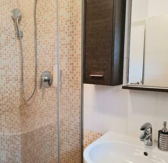 اتاق خانوادگی, Azurs Ljubljana