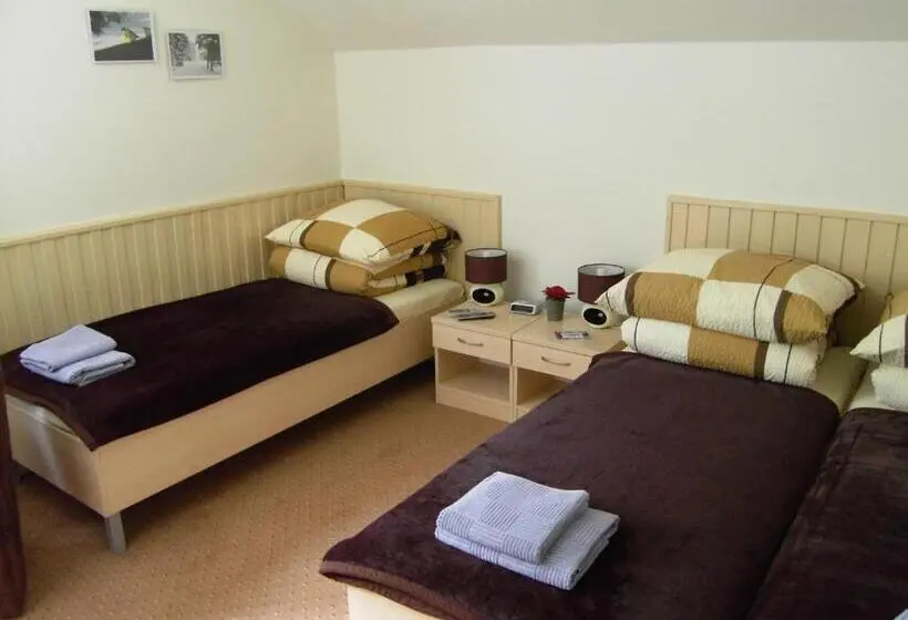 Quarto triplo standard com casa de banho exterior, Pension Arabela