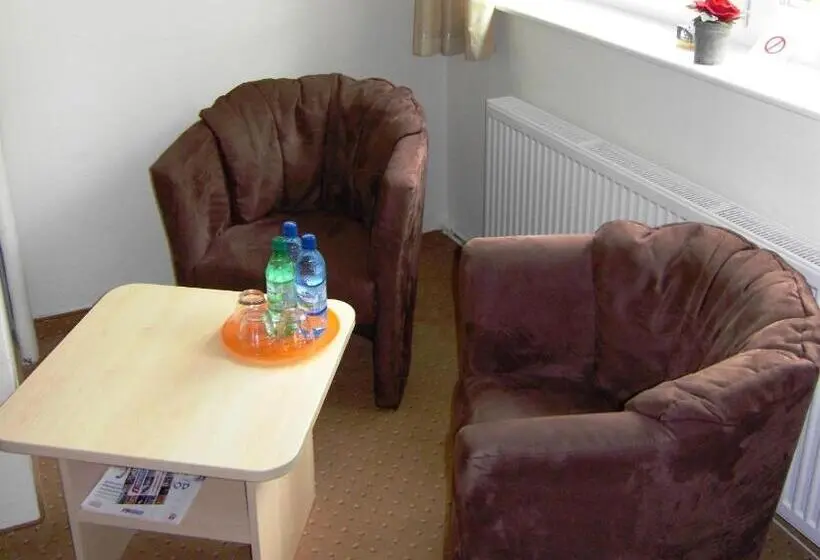 Quarto triplo standard com casa de banho exterior, Pension Arabela